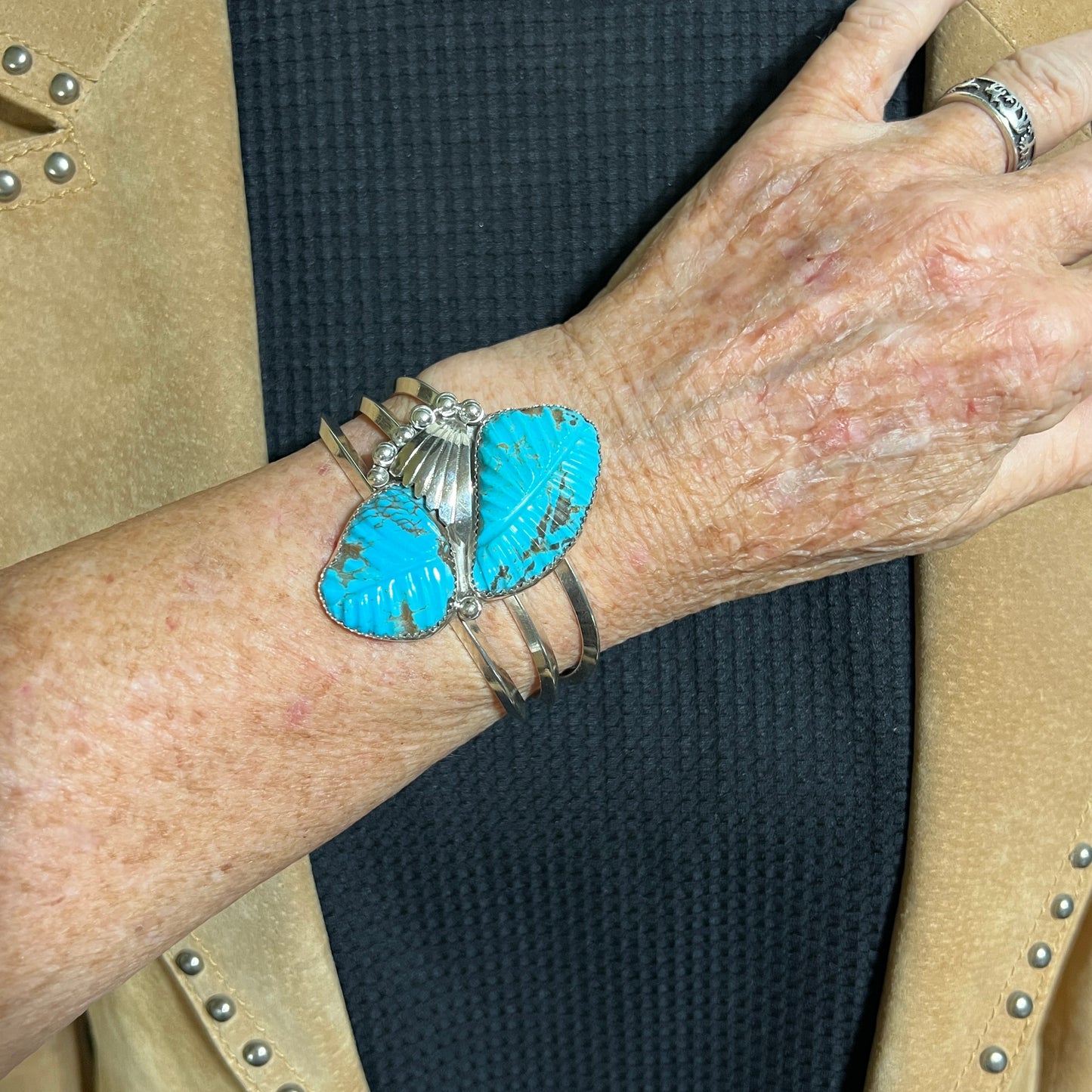6 3/4" Blue Kingman Turquoise carved leaf bracelet sterling silver Lyolita Tsattie  Zuni BR7